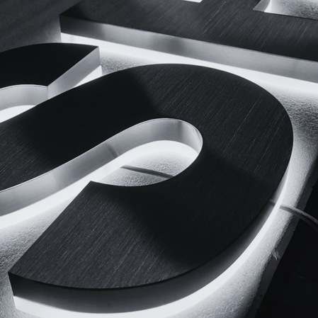 Lettres volume rétro-éclairées — détail atelier