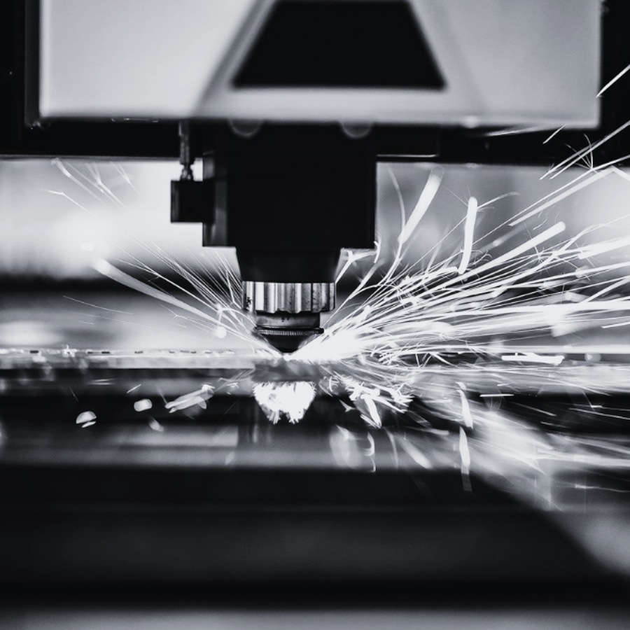Découpe laser en atelier — étincelles et précision