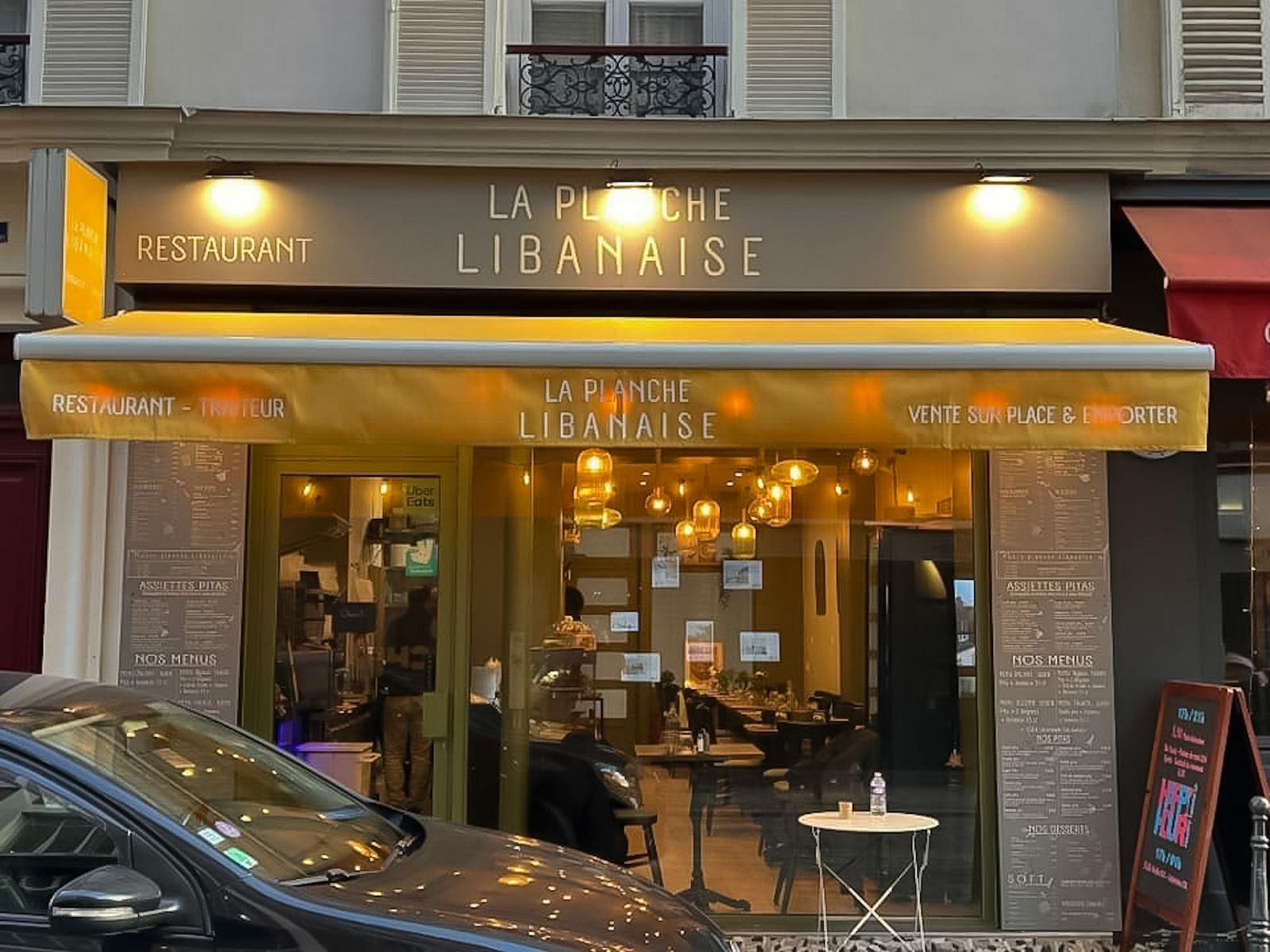 Bandeau store banne et enseigne drapeau, restaurant, Paris 4e