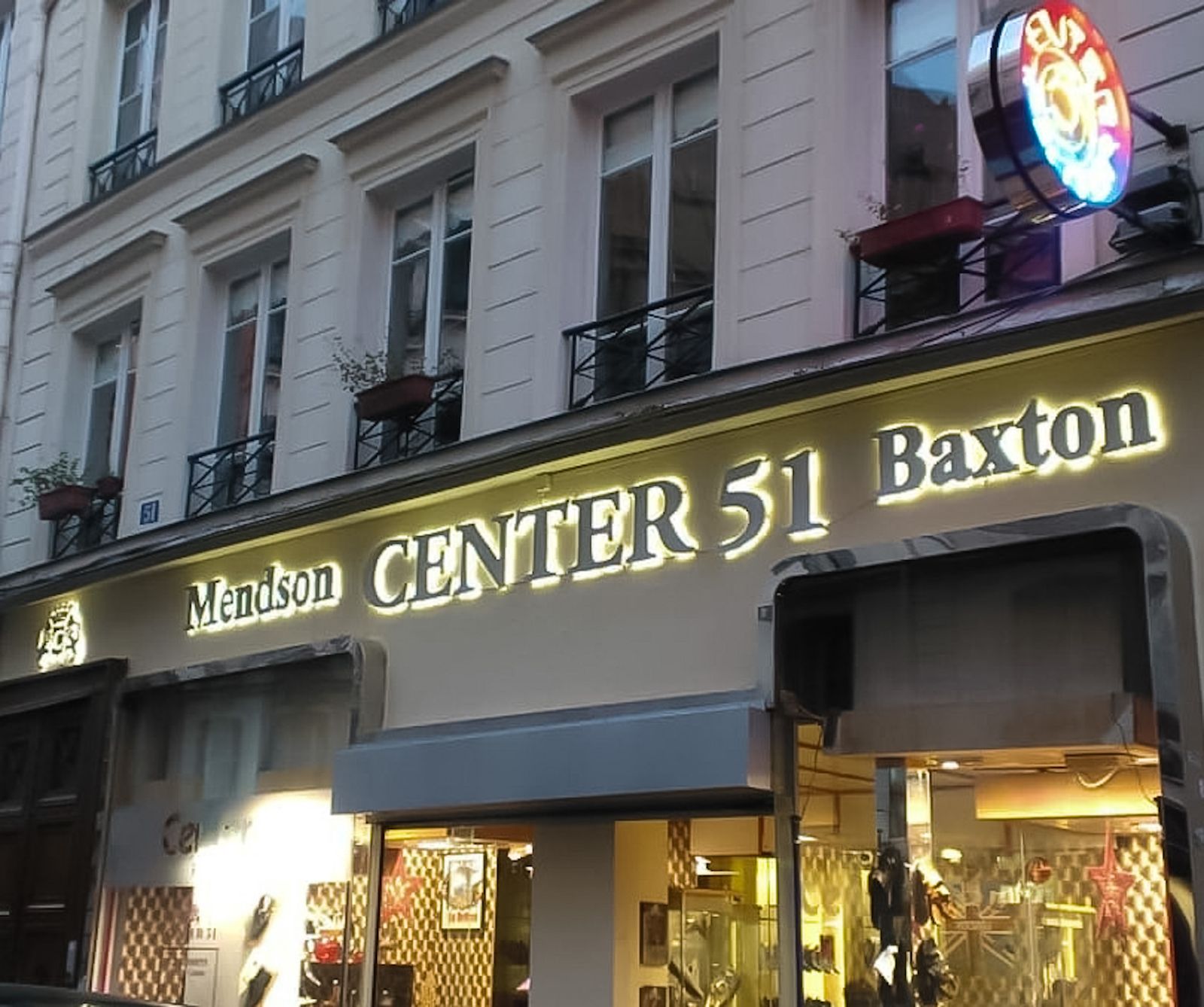 Magasin, Lettres boîtier · Lettre lumineuse, Paris 9e