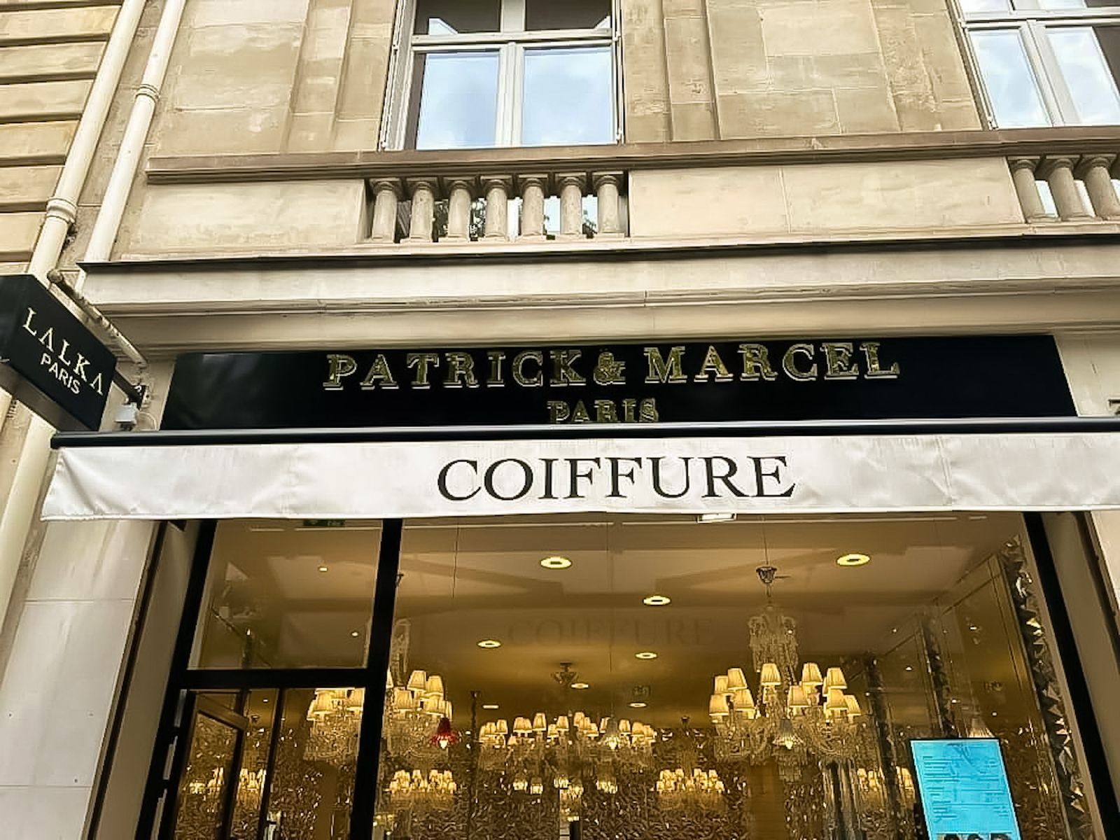 Lettres boîtier or et store banne, coiffure, Paris 3e